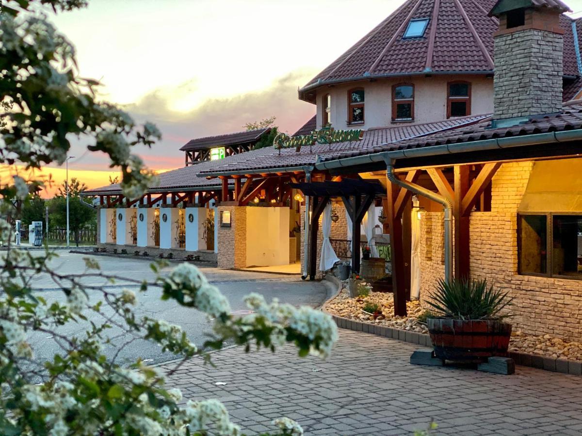 Istvan Parkhotel Es Gasztrofarm Sormás 外观 照片